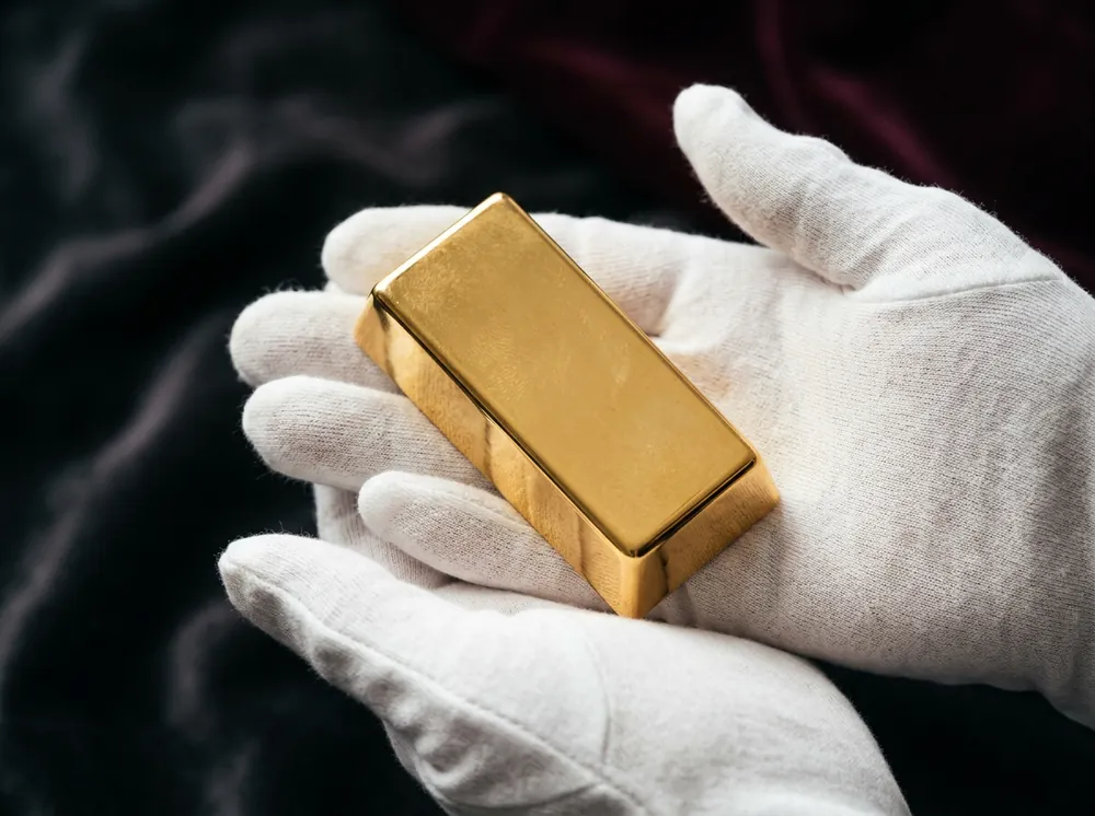 Handling a fine gold bullion bar